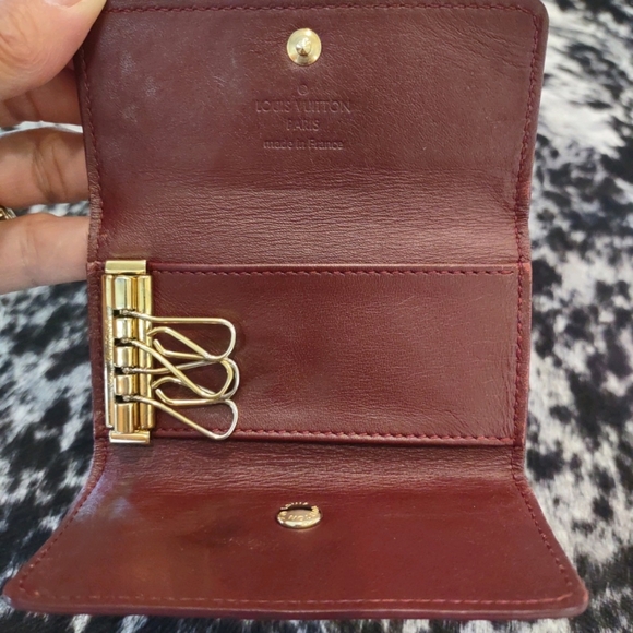 Authentic Louis Vuitton Vernis Burgundy 4 key Holder 🔑 👌 ✨️ - Picture 4 of 7